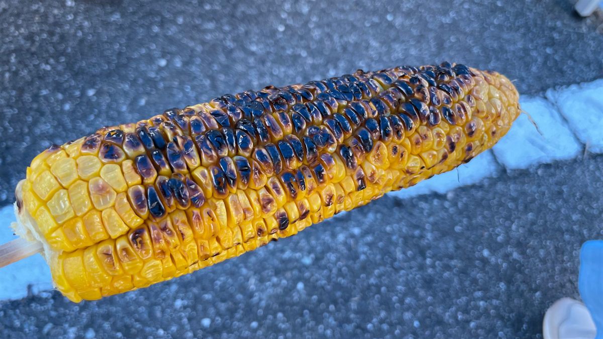 明野サンフラワーフェスの売店で買った焼きとうもろこし