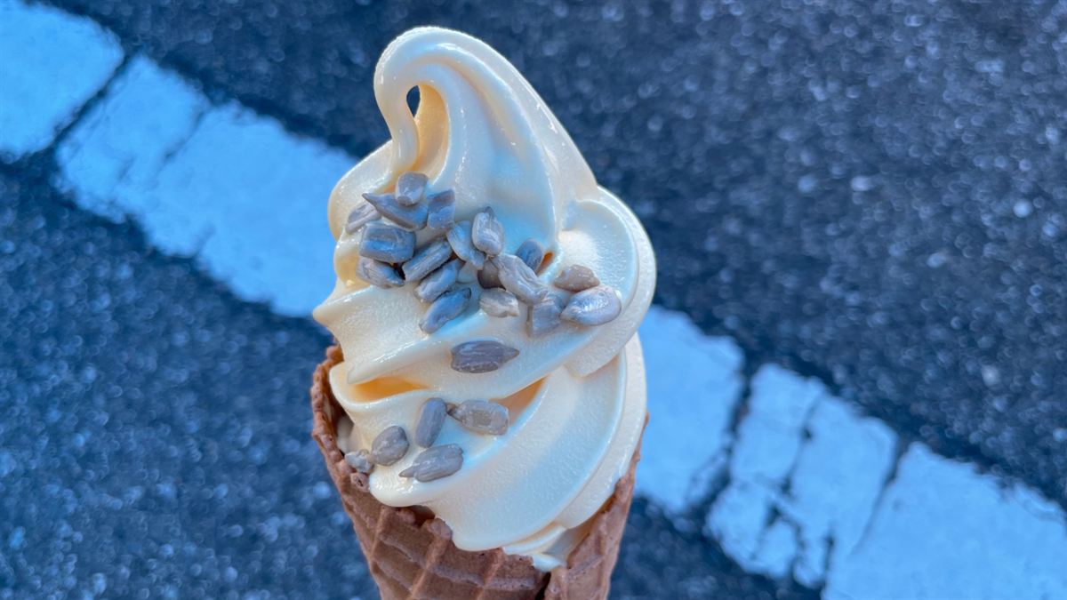 ひまわりの種がトッピングされたひまわりソフト
