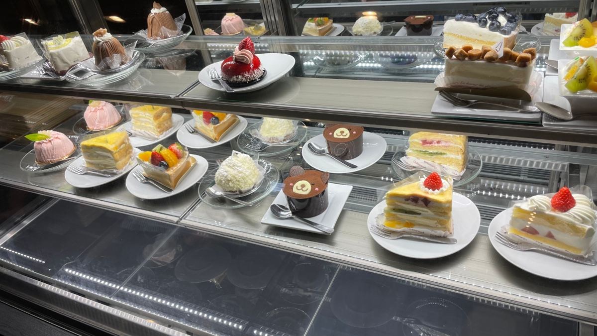 ウェルカムスイーツのショーケースに並ぶケーキ