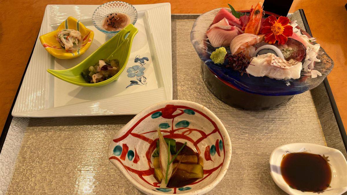 先付けの茄子の田楽、前菜の小鉢三種、お造りの天然本鮪と活鮮彩々