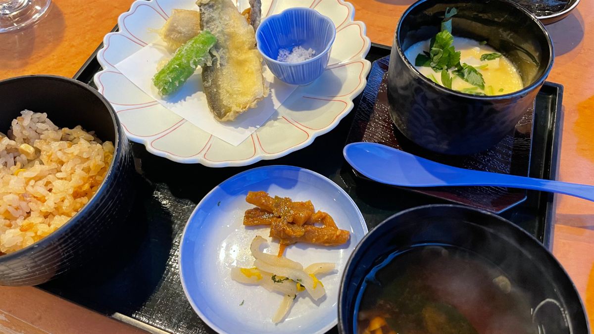 鮎の天麩羅、フォアグラ茶碗蒸し、季節の混ぜご飯と赤出汁