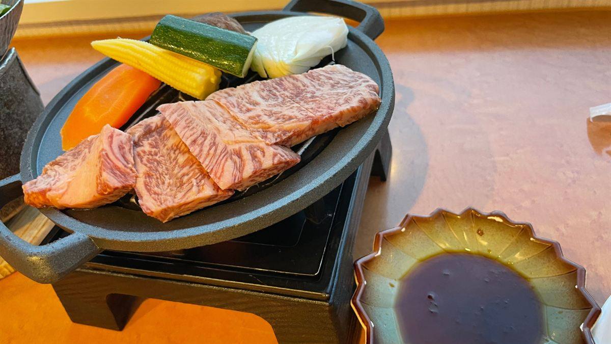 陶板に並んだ黒毛和牛と焼き野菜(焼く前)