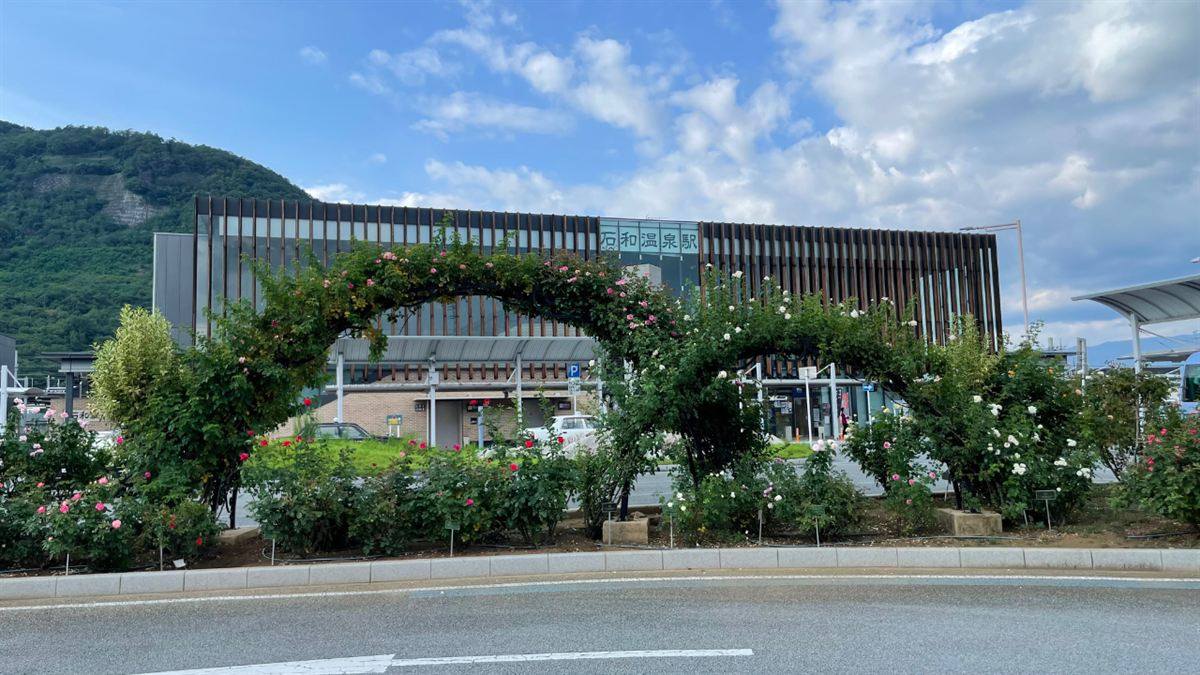 JR石和温泉駅の駅舎