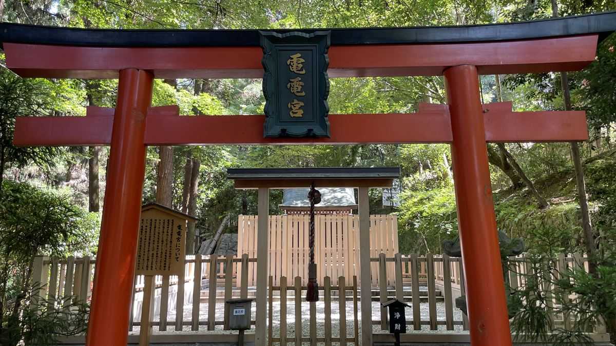 電電宮の朱塗りの鳥居。扁額に「電電宮」と書かれ、奥に社殿がある