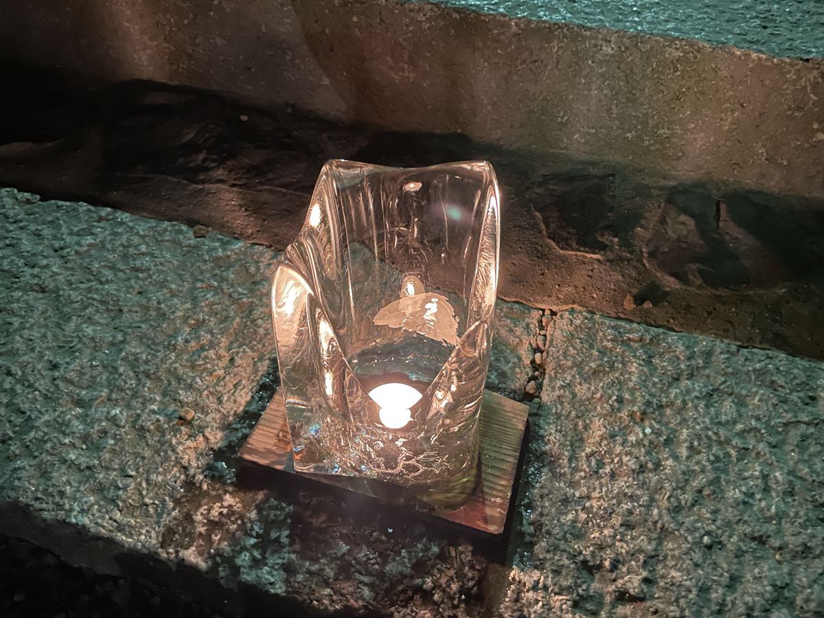 夜の氷室神社の門前に置かれた氷の彫刻。中にろうそくの灯りが入っている