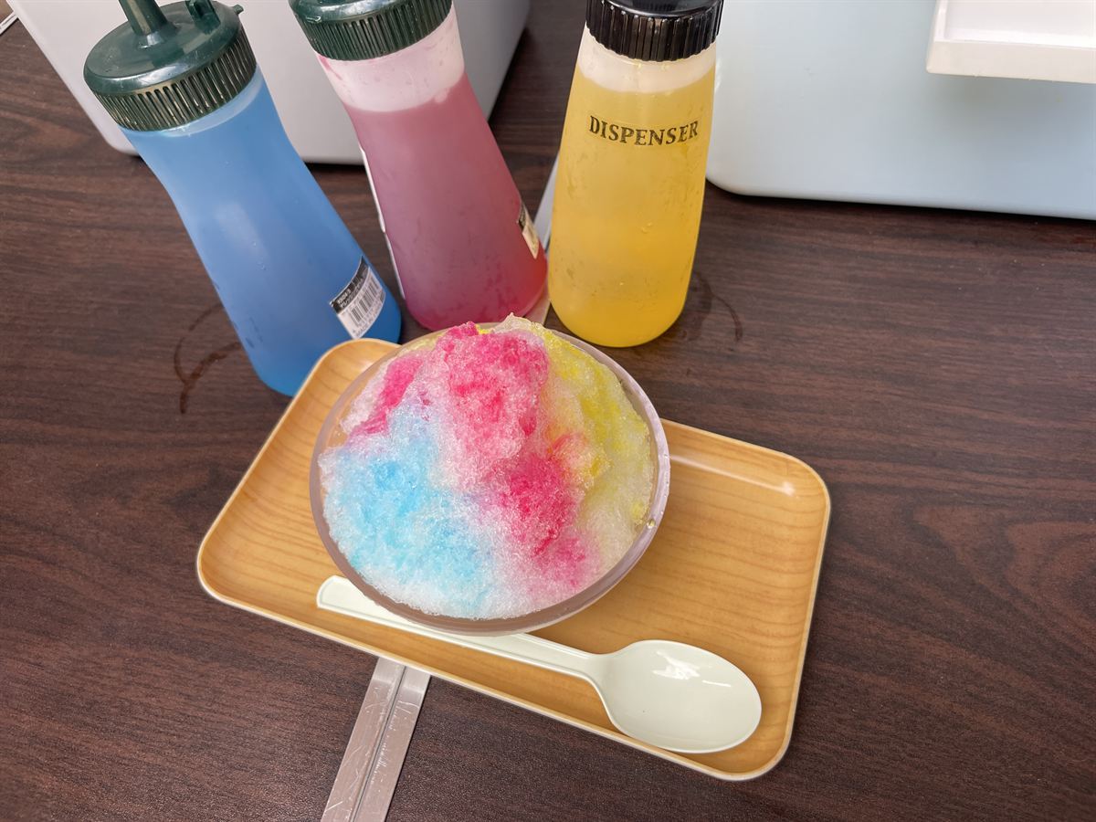 器に山盛りになったかき氷。シロップがかかっている