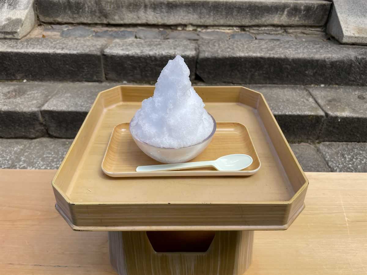 拝殿前の三方にのせられた、シロップをかける前の白いかき氷