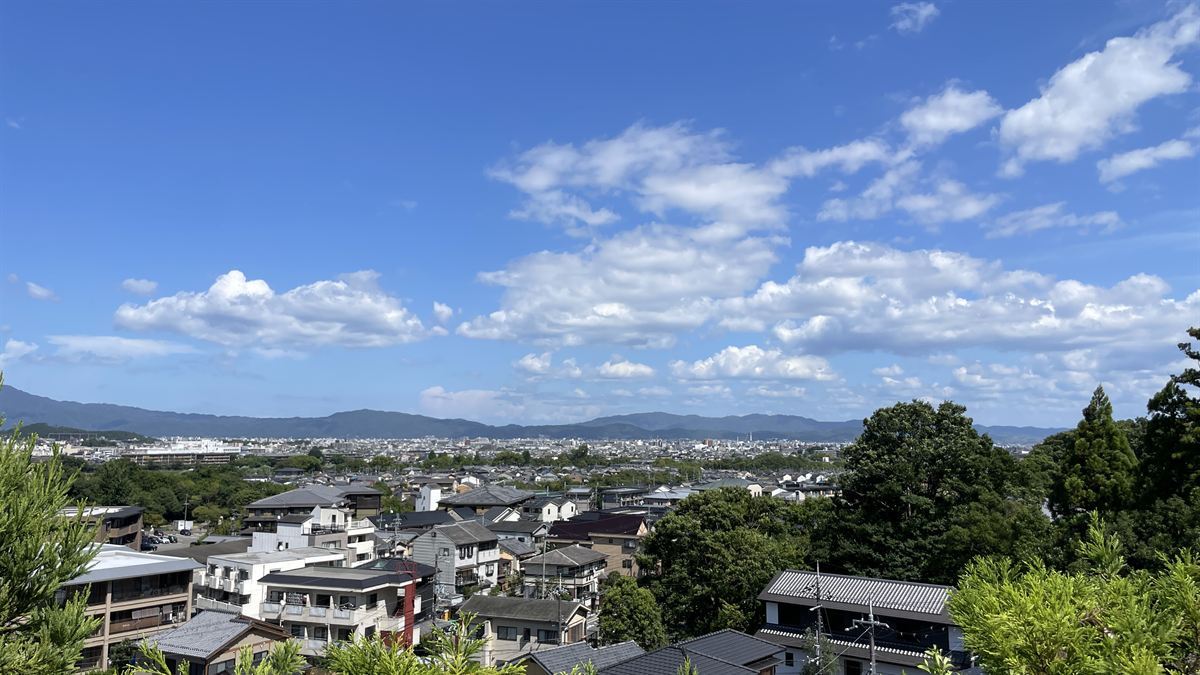 法輪寺の舞台から見た京都市街。遠くに京都タワーが小さく見える