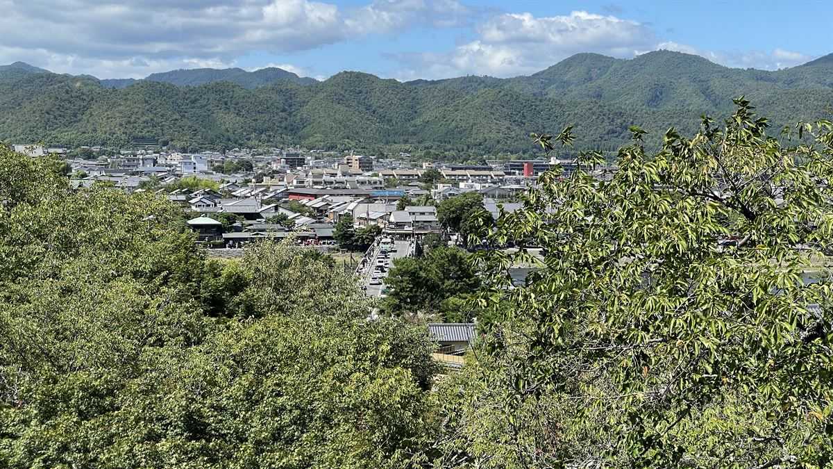 法輪寺の舞台から見下ろした渡月橋と桂川、嵐山の街並み