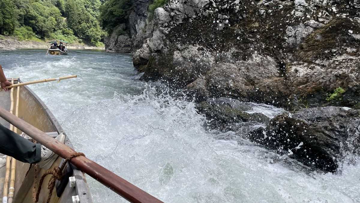 岩に当たって空中に上がる水しぶき
