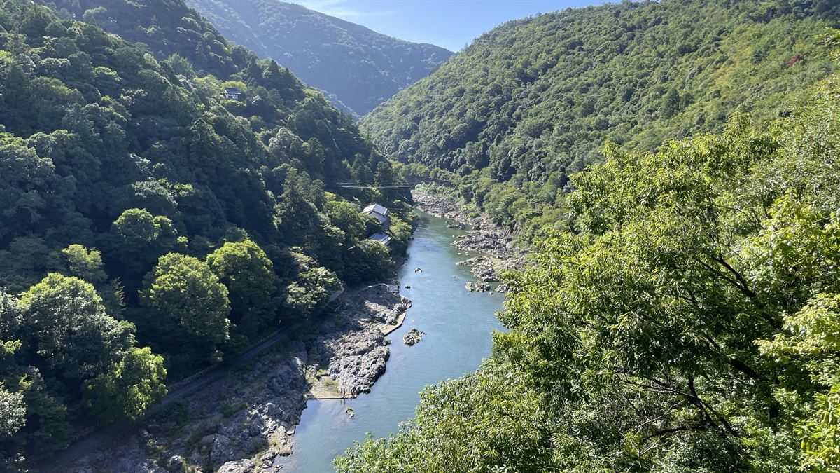 亀山公園の展望台から見下ろした保津峡。青空の下、渓谷を川が蛇行している