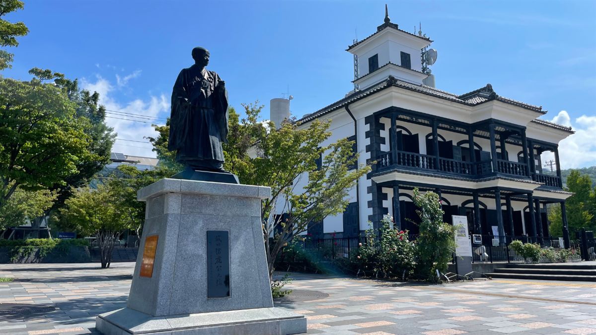 甲府駅北口の武田信虎公の像