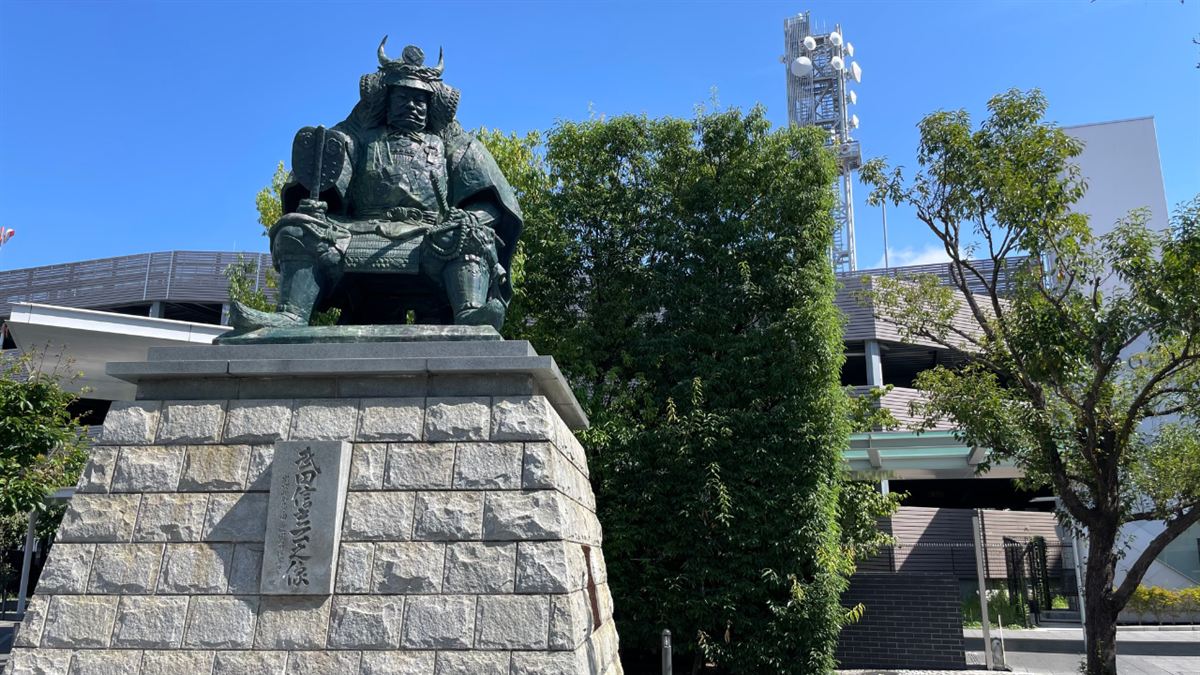 甲府駅南口の武田信玄公の像