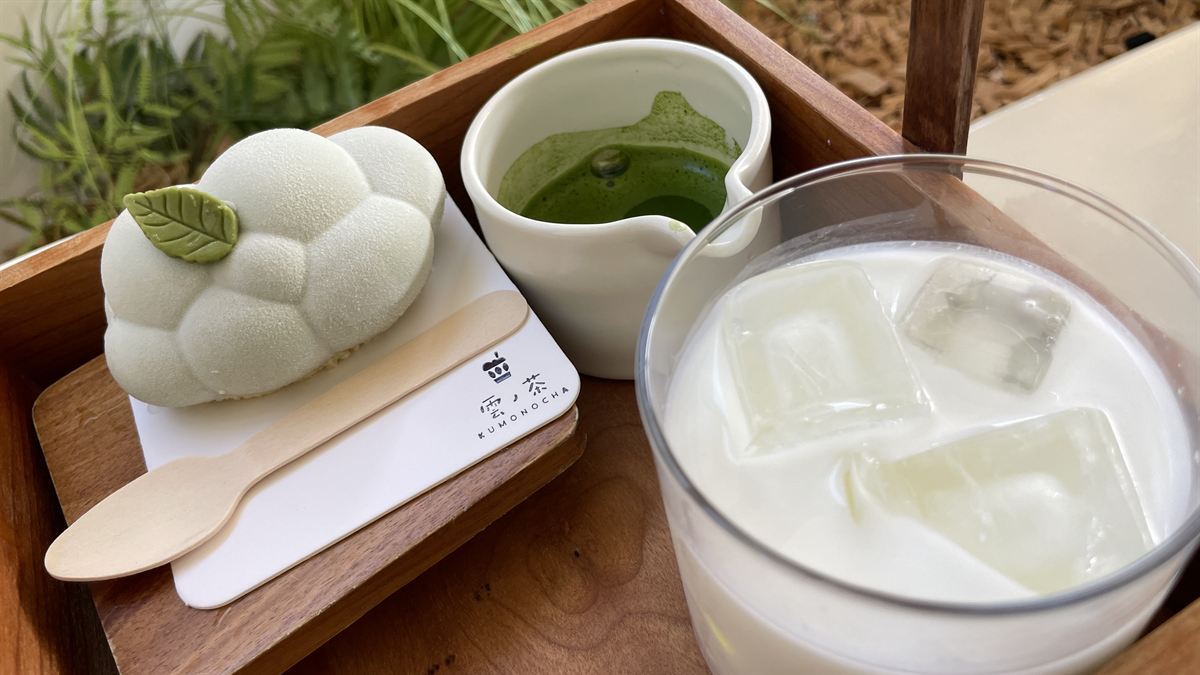 雲の形をした白い抹茶ムースと、急須型の器に入った抹茶、氷入りの抹茶ラテ