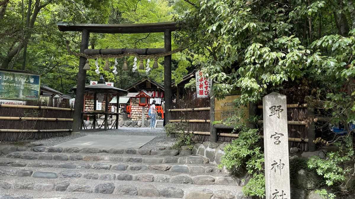 野宮神社の黒木鳥居。樹皮がついたままの木で組まれ、注連縄が張られている