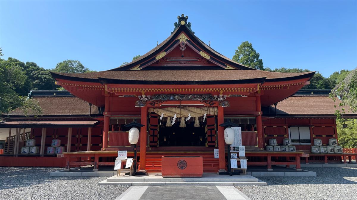 富士山本宮浅間大社の朱塗りの拝殿と、左右に伸びる廻廊