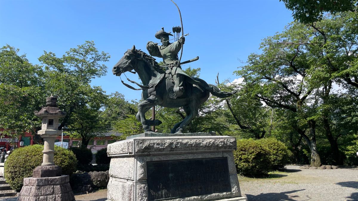弓を引く武者の姿をした流鏑馬の騎馬像