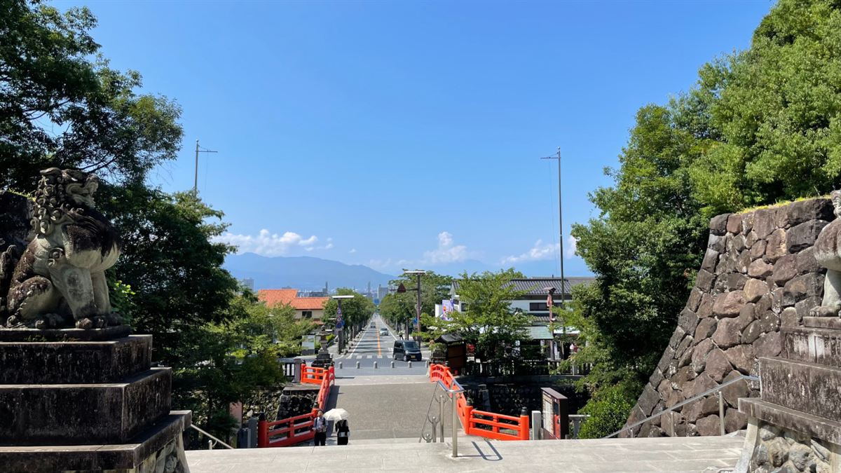 武田神社の石段上から見下ろした武田通りの直線