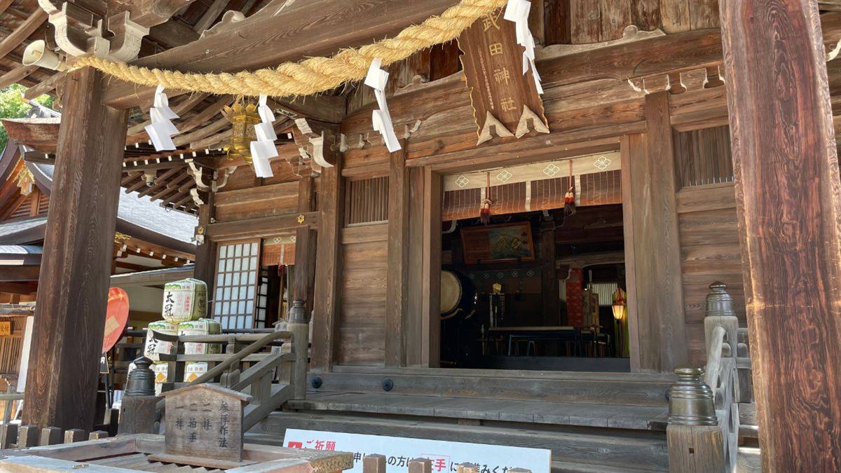 「武田神社」の扁額が掲げられた拝殿の正面