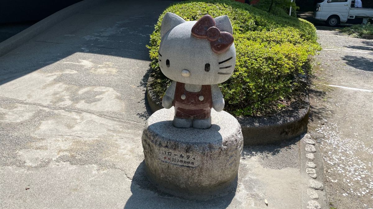 武田神社の境内に置かれたハローキティの石像