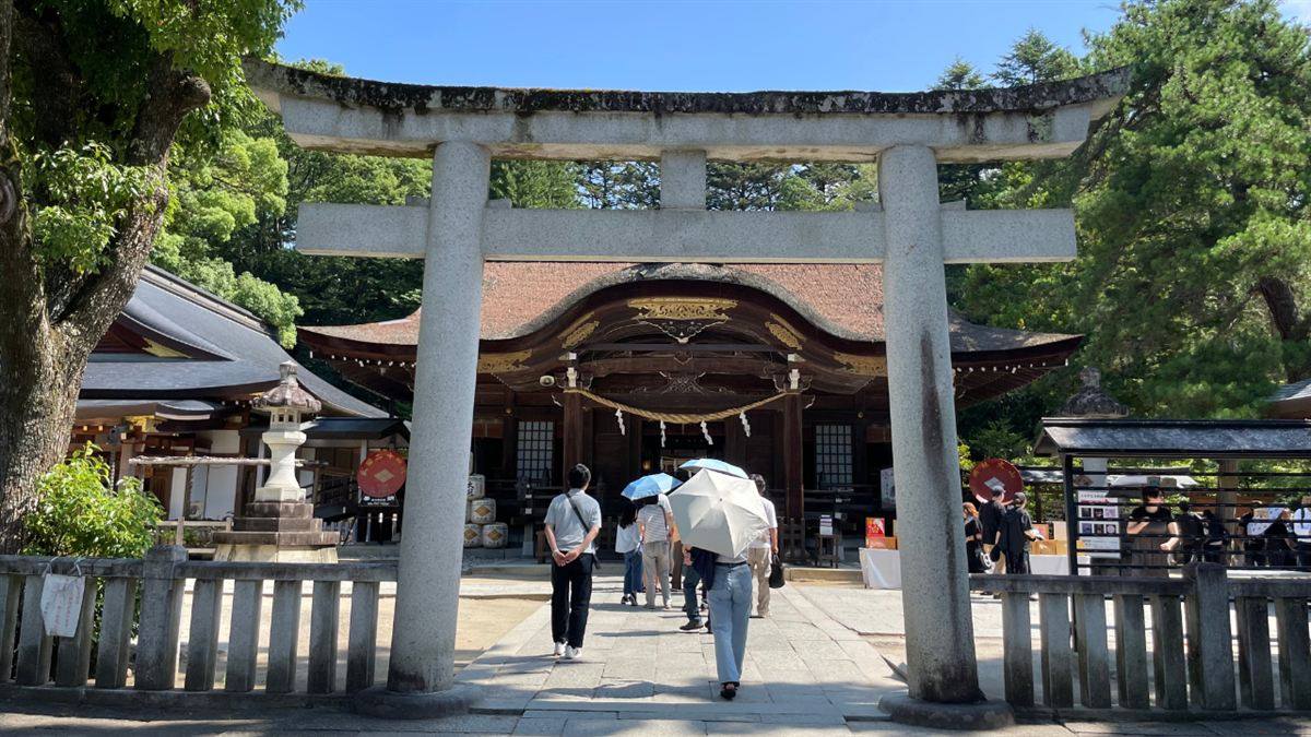 鳥居越しに見える武田神社の拝殿と青空