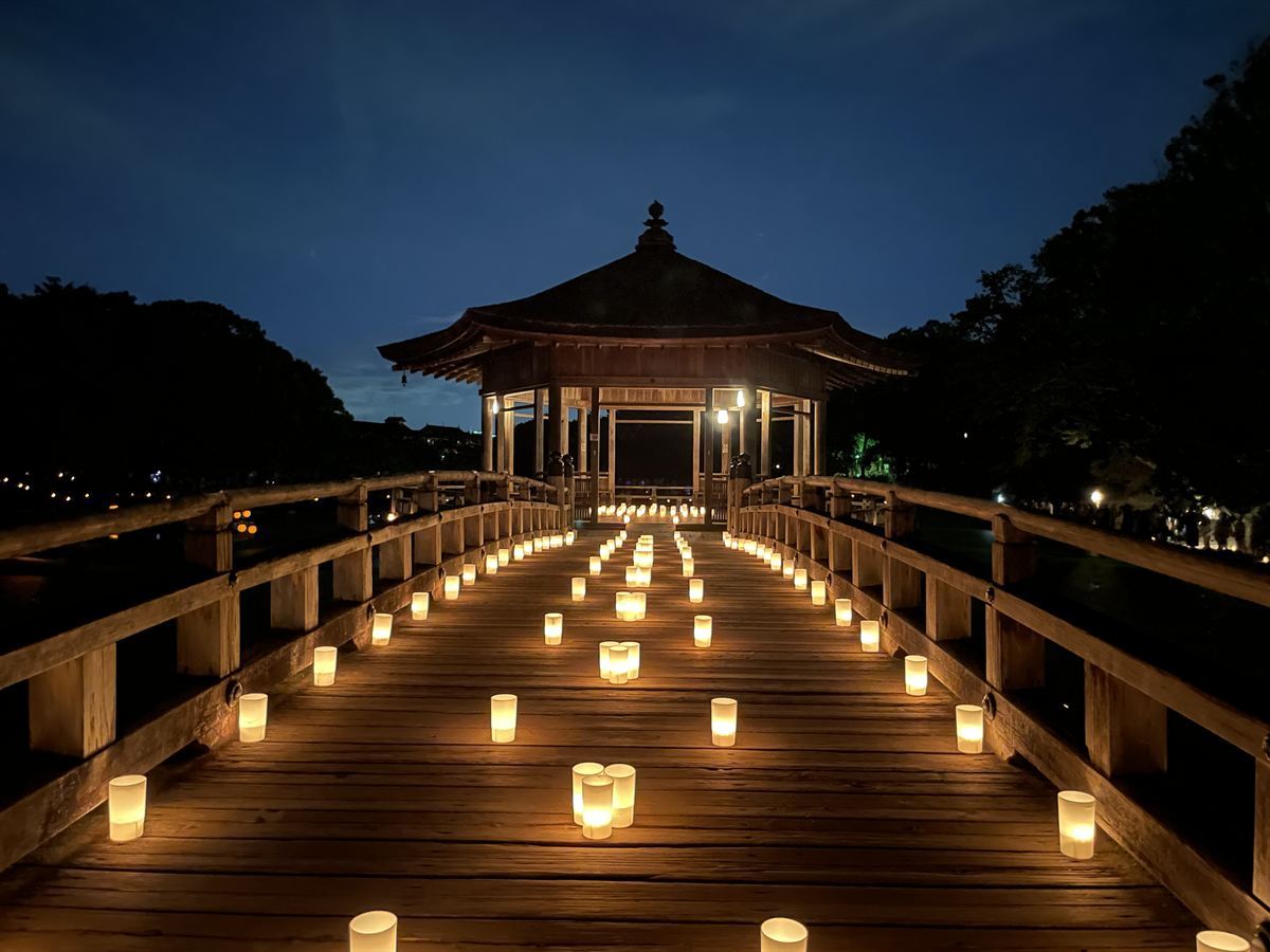 浮見堂へ渡る橋に並ぶろうそくの灯り