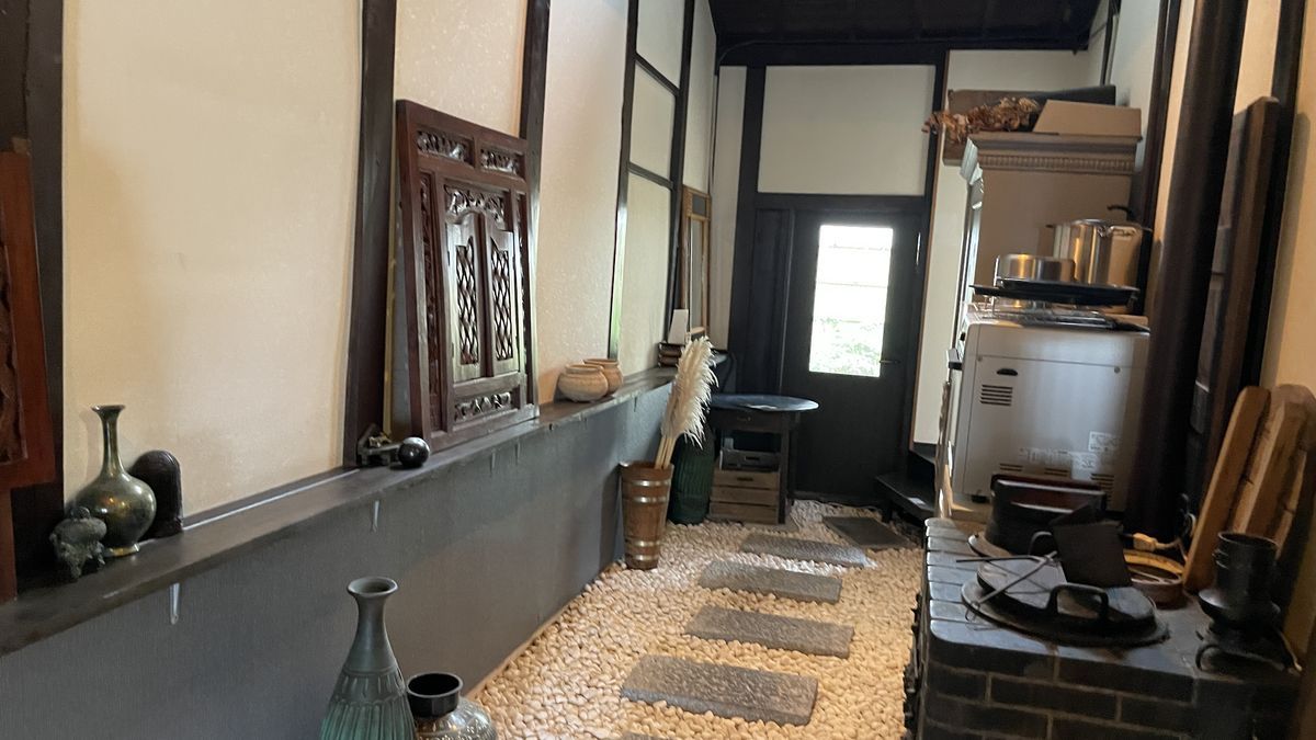 Cafe Januaryの店内。白い小石を敷いた土間に、飛び石が奥まで並んでいる