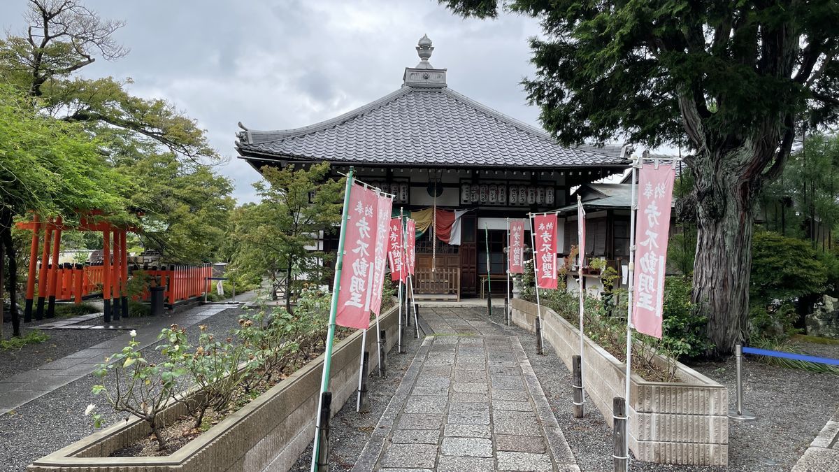 同聚院の参道と、奥の本堂。参道の両側に赤いのぼり旗が立っている