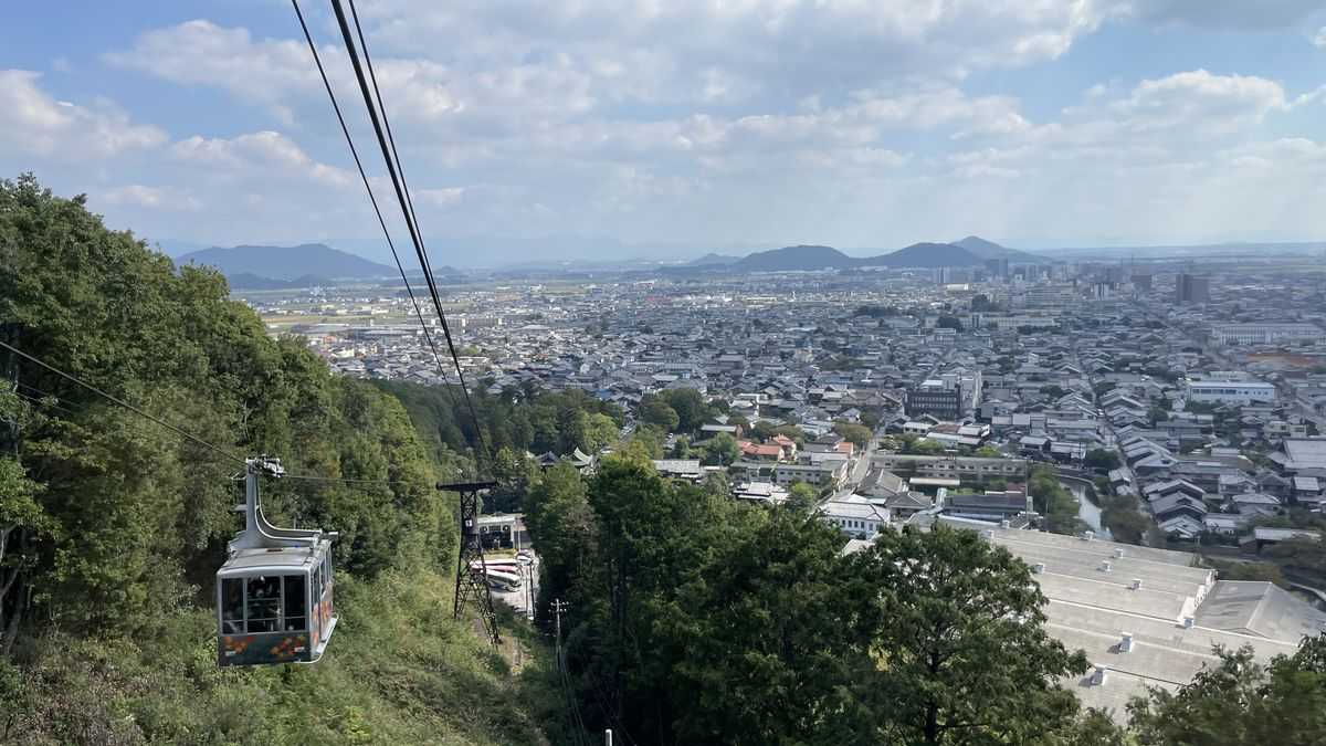 八幡山ロープウェーのゴンドラと、その先に広がる近江八幡の町並み