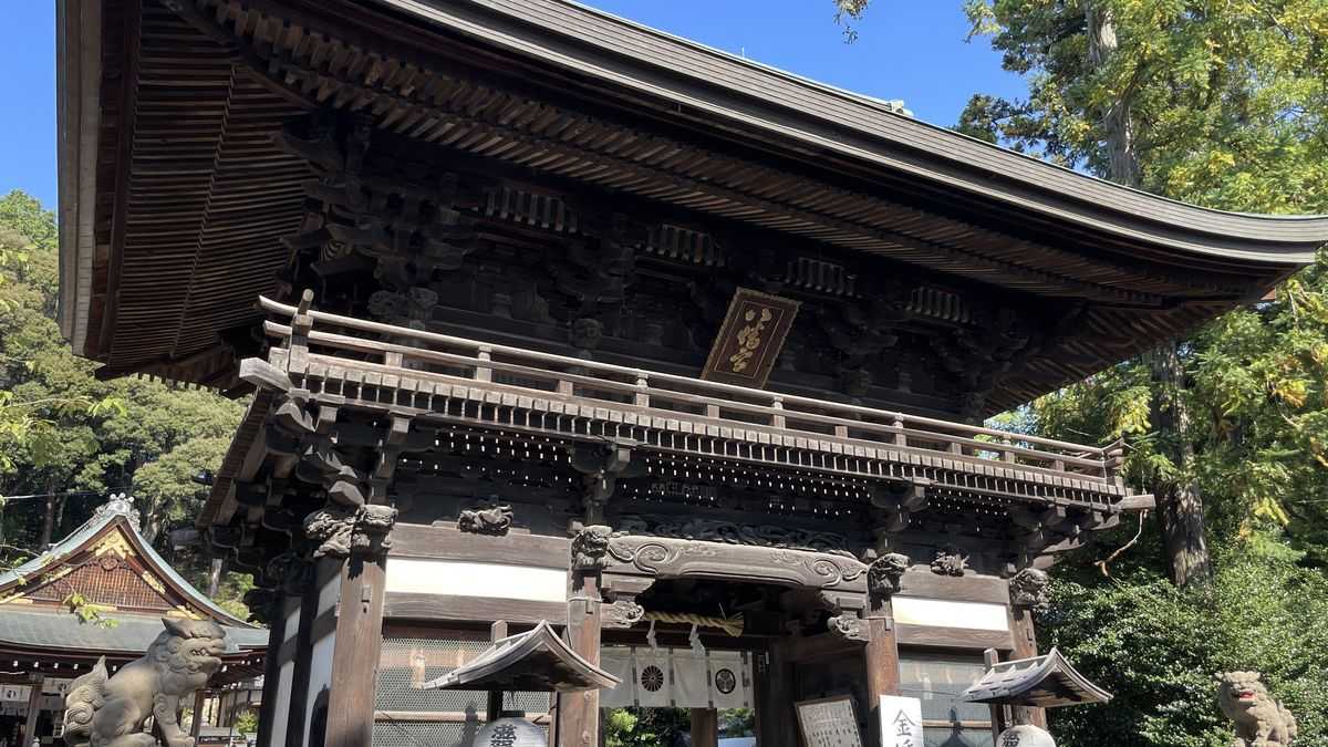 日牟禮八幡宮の楼門。木造の大きな門の両側に、狛犬が置かれている