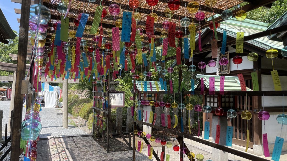 豊國神社の境内に並ぶ、色とりどりの風鈴と短冊