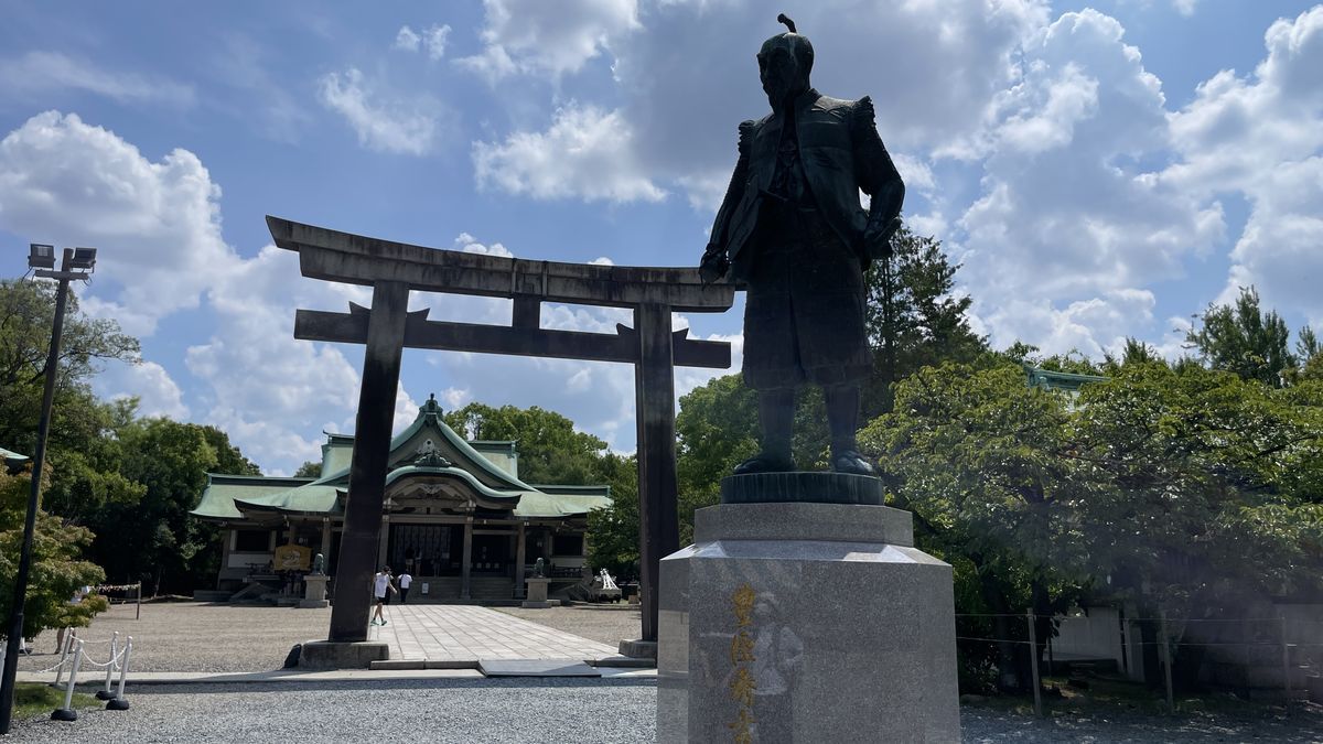豊國神社の境内に立つ豊臣秀吉の像。後ろに鳥居と社殿が見えている