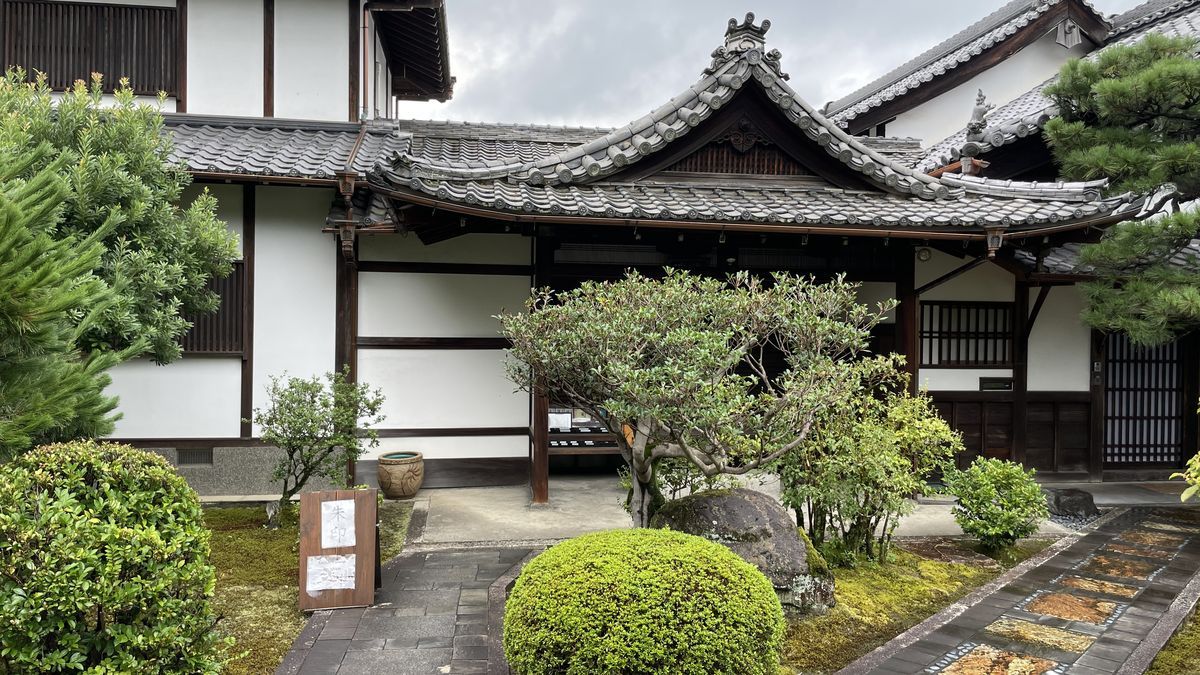 東福寺の塔頭、一華院の建物と前庭。手前に丸く刈り込んだ植え込みと、石畳の道がある
