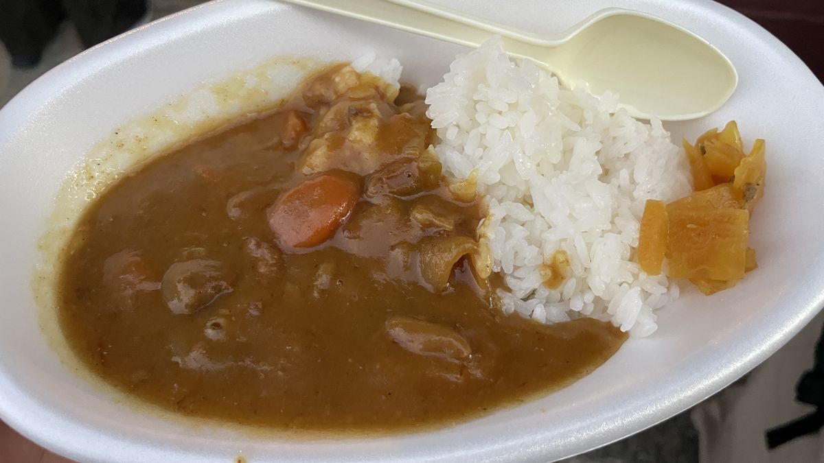 喜兵衛の近江牛カレー。白い器にカレーとご飯、黄色い漬物が入っている