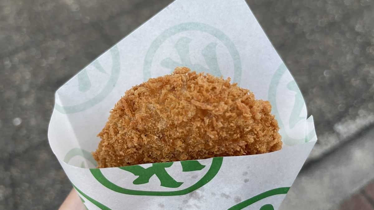 近江西川の近江牛ビーフコロッケ。緑の模様の白い紙に包まれている