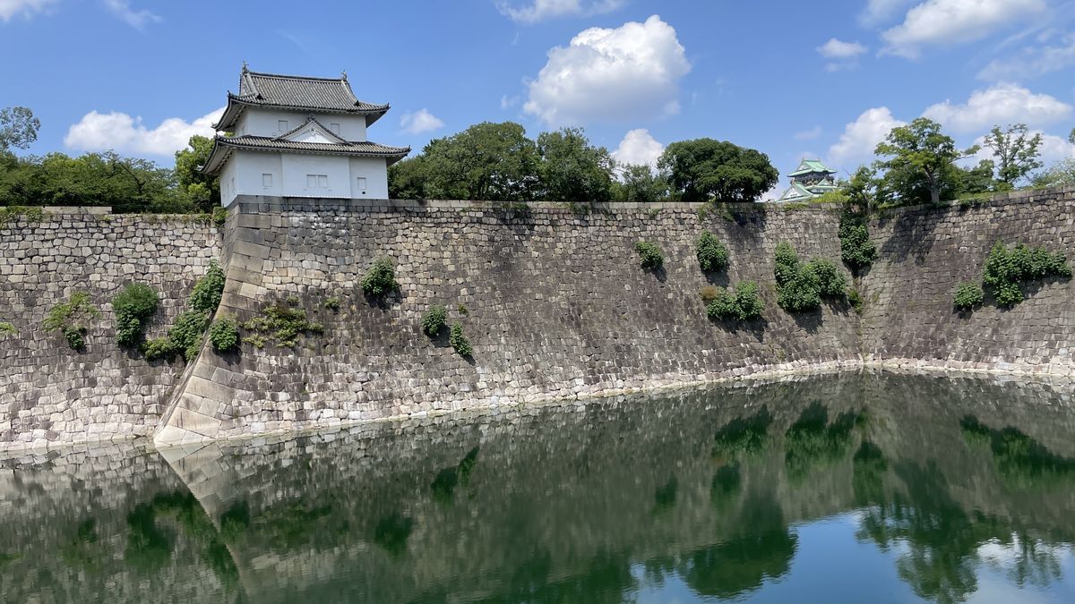 大阪城の南外堀と六番櫓。石垣の上に白壁の櫓が建ち、堀の水面に映っている