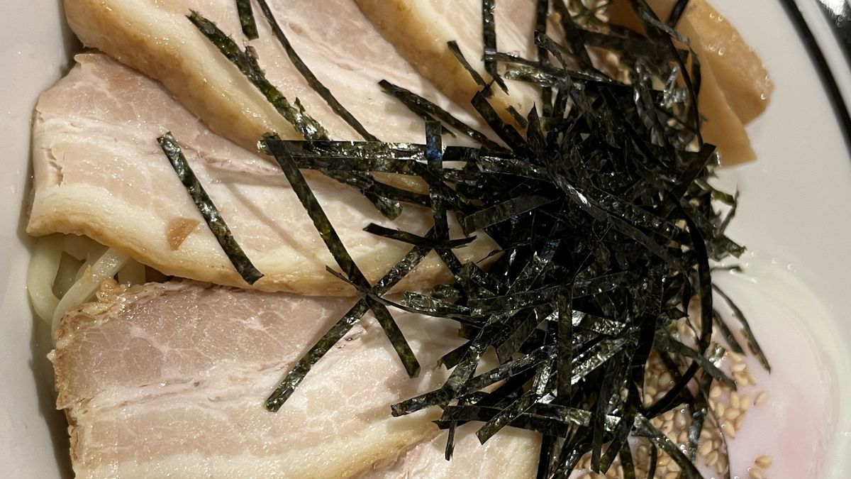 全部のせ油そば。厚いチャーシューが何枚も重なり、刻みのりとごまがのっている