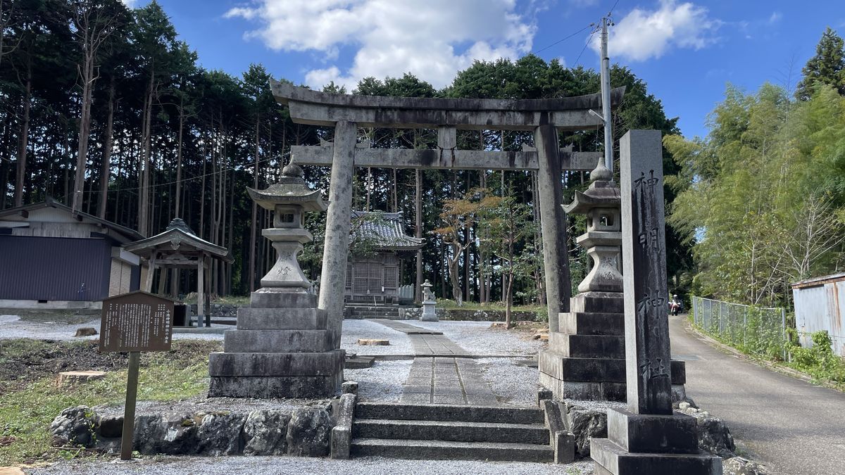 島津義弘陣跡の神明神社。石の鳥居と石灯籠の奥に社殿があり、まわりを木々に囲まれている