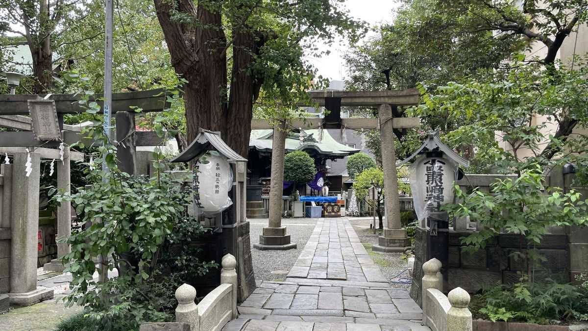 小野照崎神社の入口。石の鳥居が重なり、石畳の参道の奥に社殿が見える