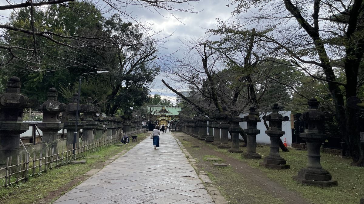 上野東照宮の参道。石畳の両側に石灯籠が並び、奥に社殿が見える